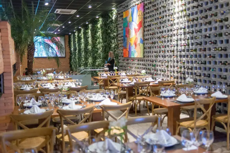 Coco Bambu Águas Claras: espaço adega