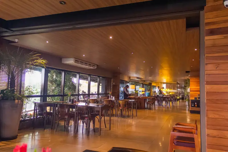 Coco Bambu Lago Sul: salão com vista